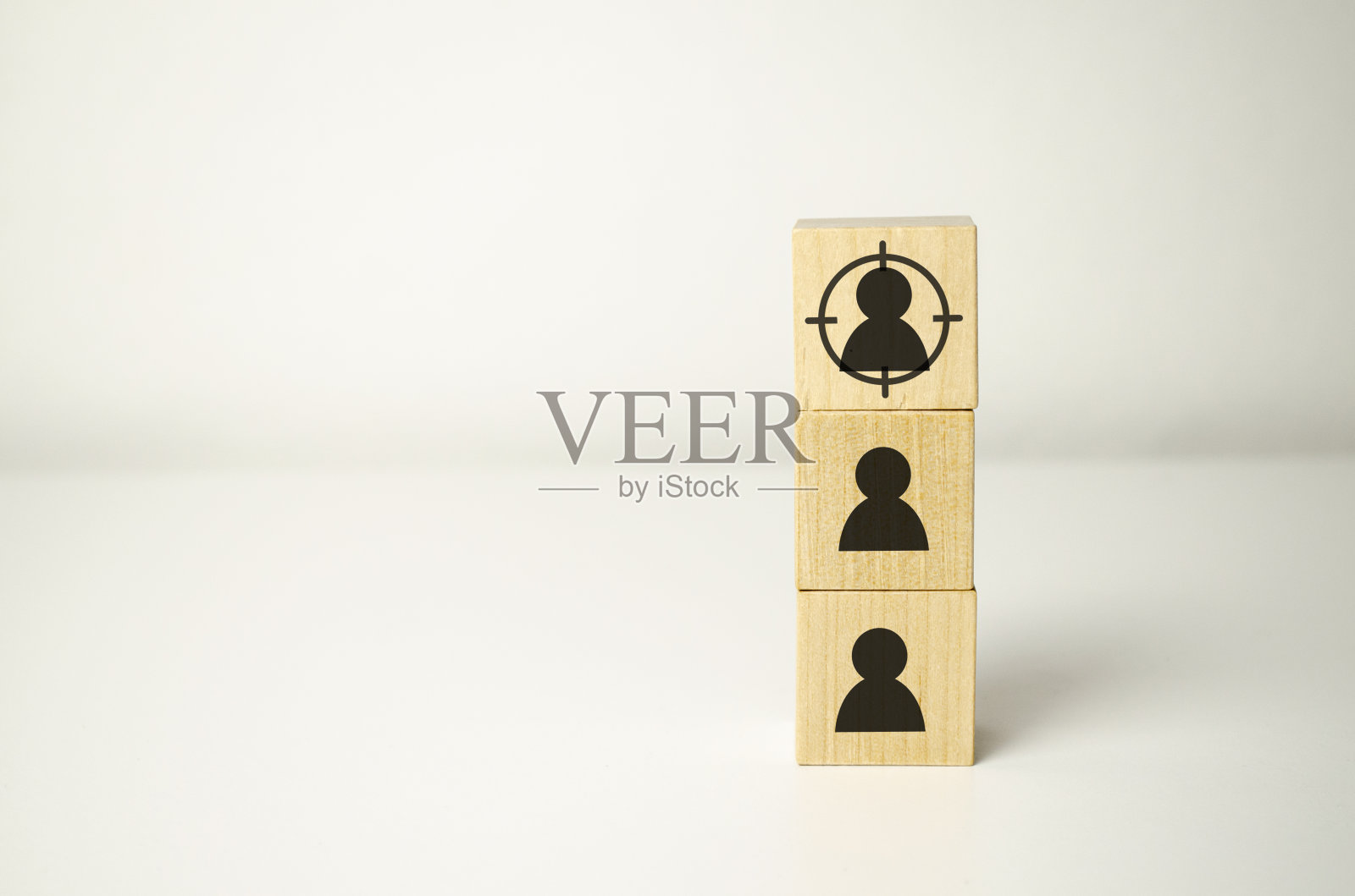 目标客户,买家角色,市场细分,职位招聘概念。木制立方体块与重点针对目标客户的符号。照片摄影图片