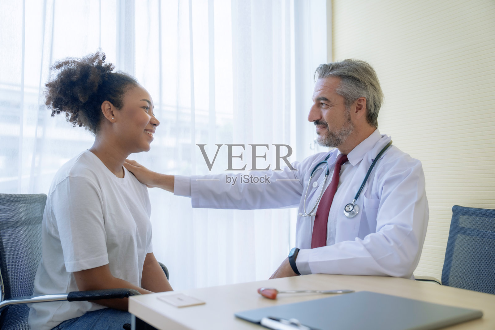 白人男性医生为女性病人提供良好的保健建议。照片摄影图片