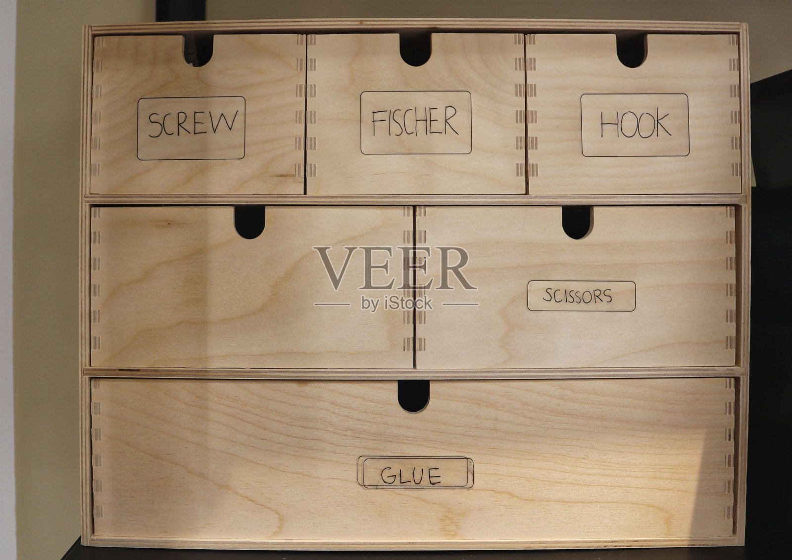 迷你胶合板柜子,通常用于办公桌整理。照片摄影图片