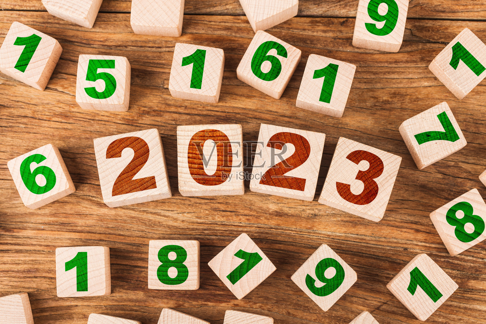 2023年新年快乐,2023年圣诞节快乐,圣诞礼物摆放在节日气氛中照片摄影图片