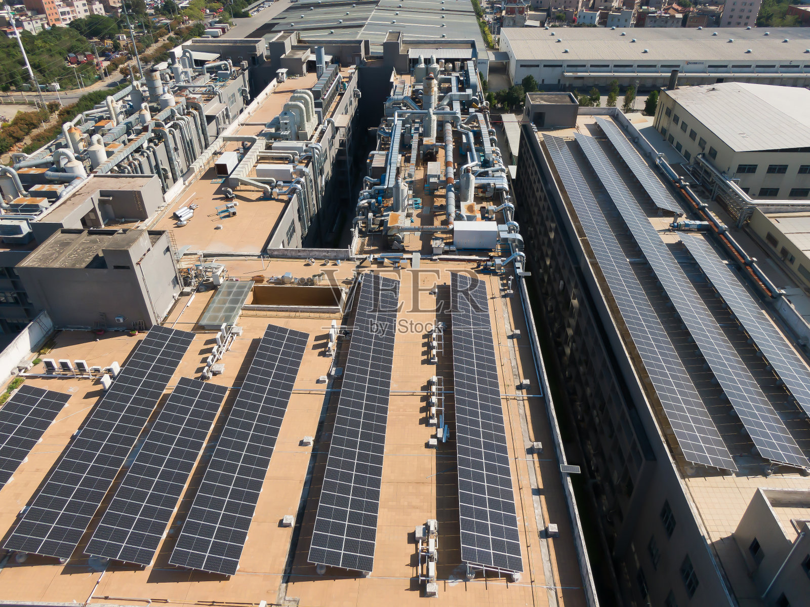 工厂屋顶的太阳能发电设施照片摄影图片