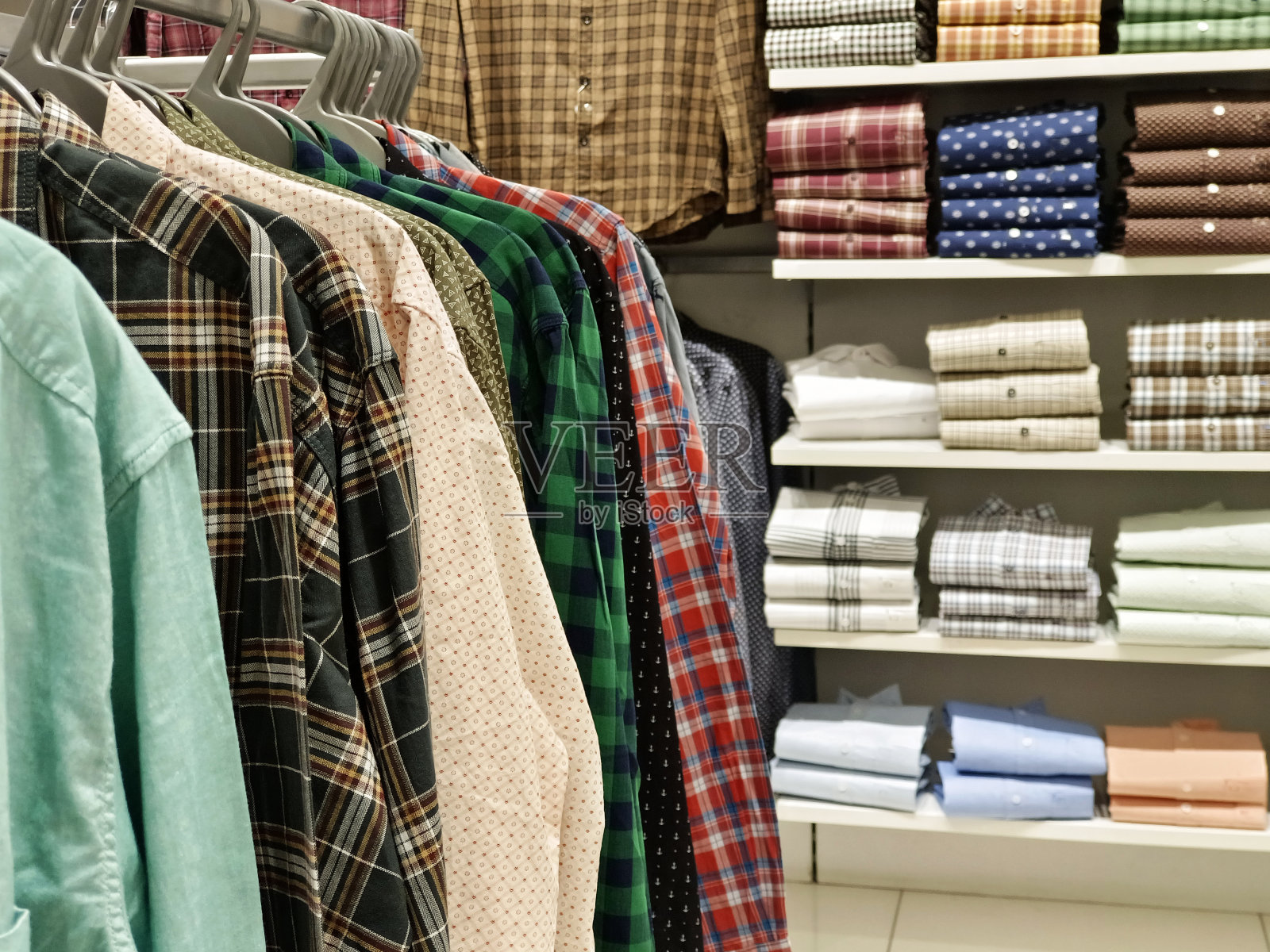 印度男士最新的时尚服饰挂在衣架上,在市场上的一家零售店,男士的传统服饰。照片摄影图片