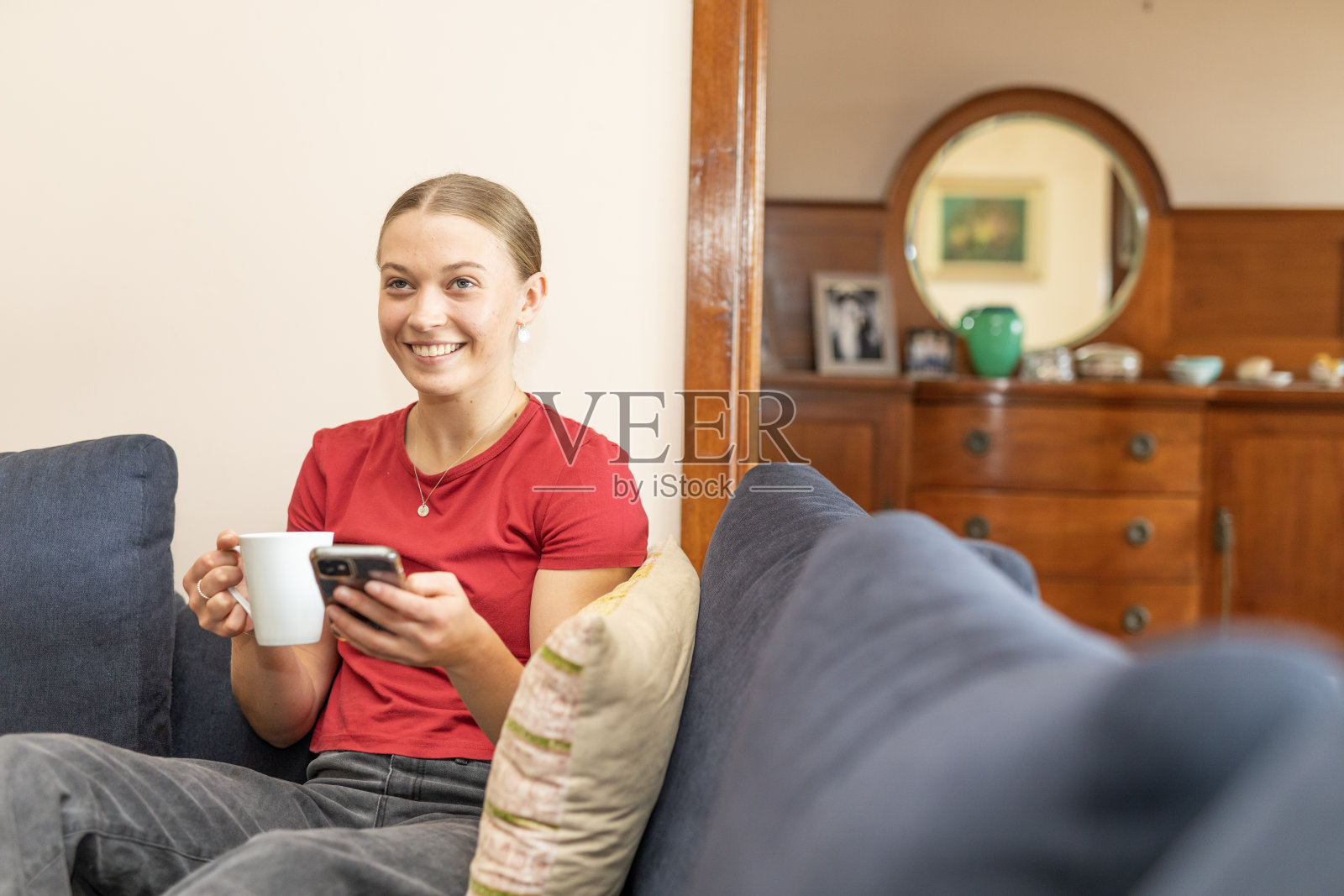 年轻女子在网上购物时使用数字支付照片摄影图片