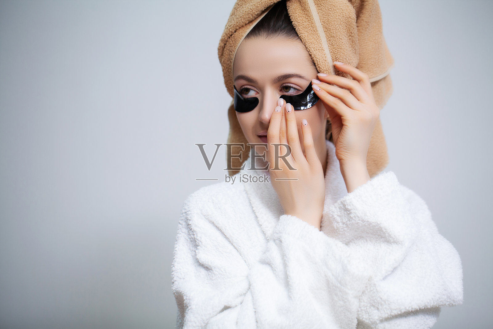 身穿白大褂的美女在眼睛上敷眼罩进行皮肤护理照片摄影图片