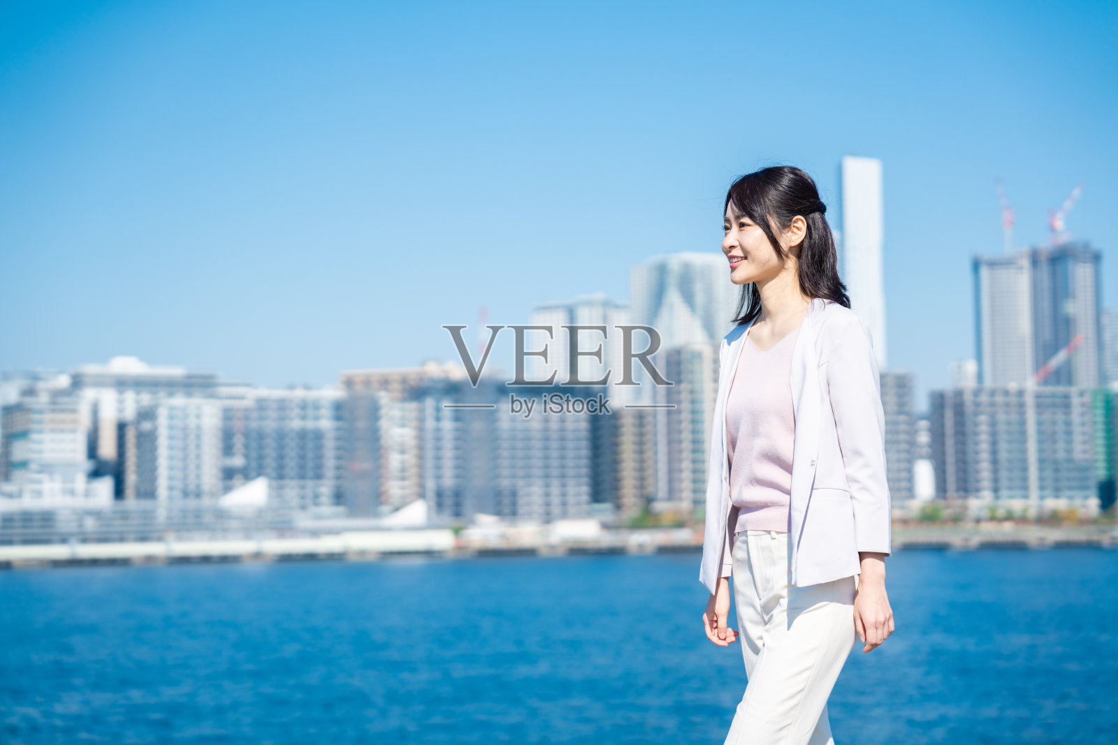 女商人在呼吸新鲜空气照片摄影图片