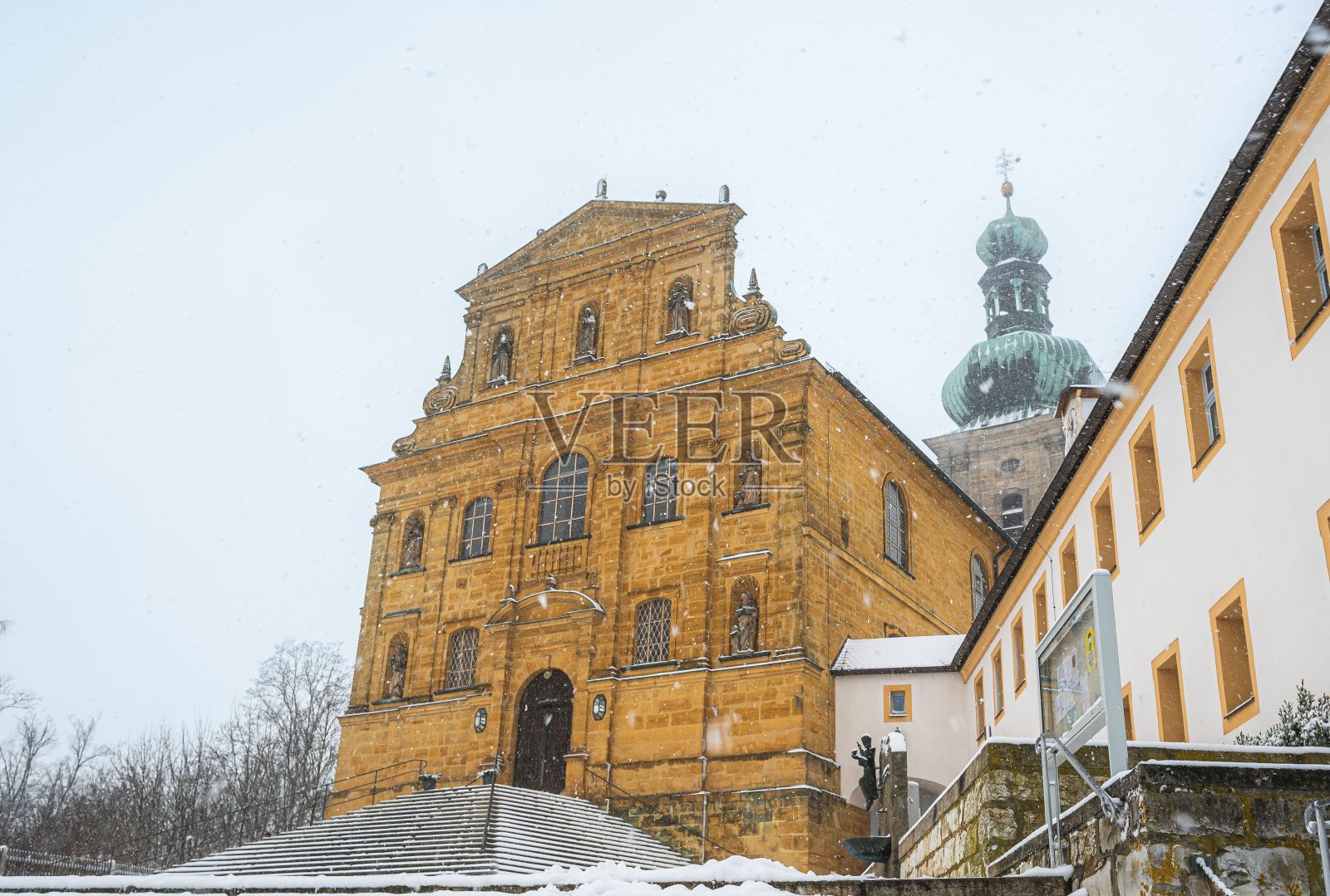 冬季安贝格市圣玛丽亚教堂的低角度拍摄照片摄影图片