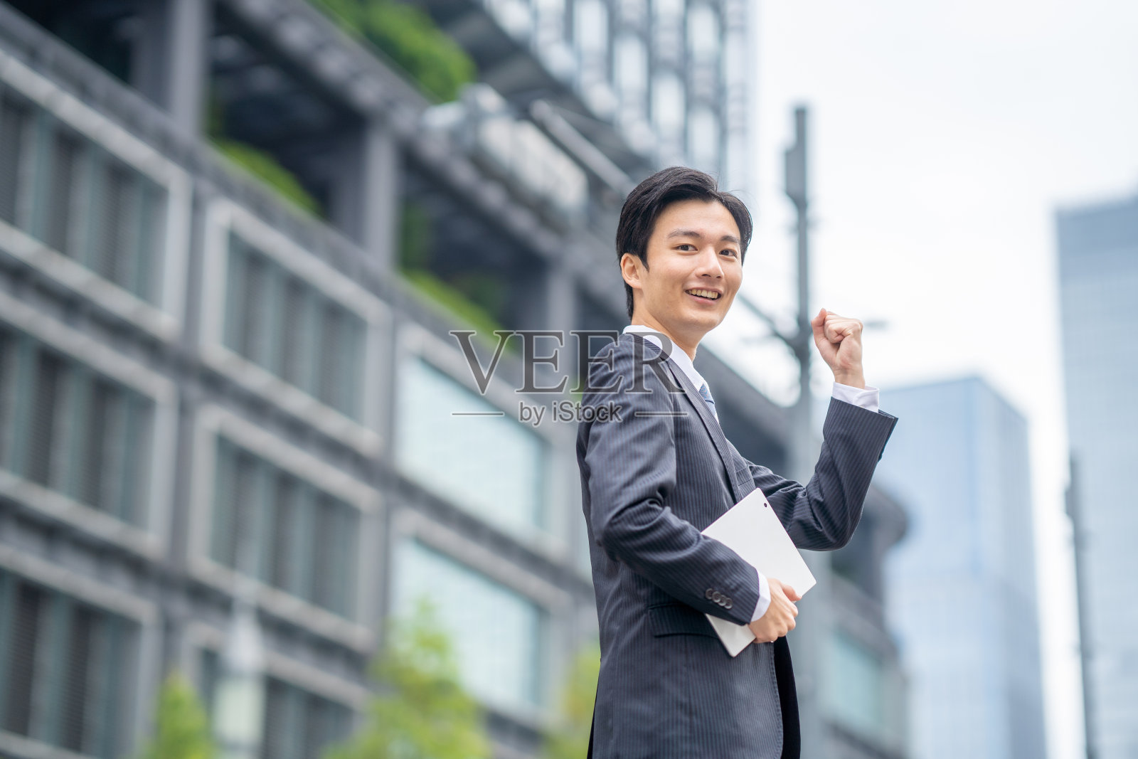 商人带着平板电脑在商业区照片摄影图片