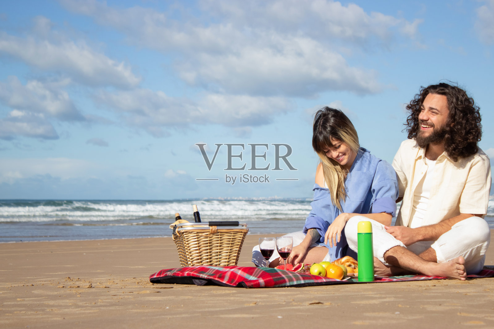 幸福的夫妇在海滩享受野餐照片摄影图片