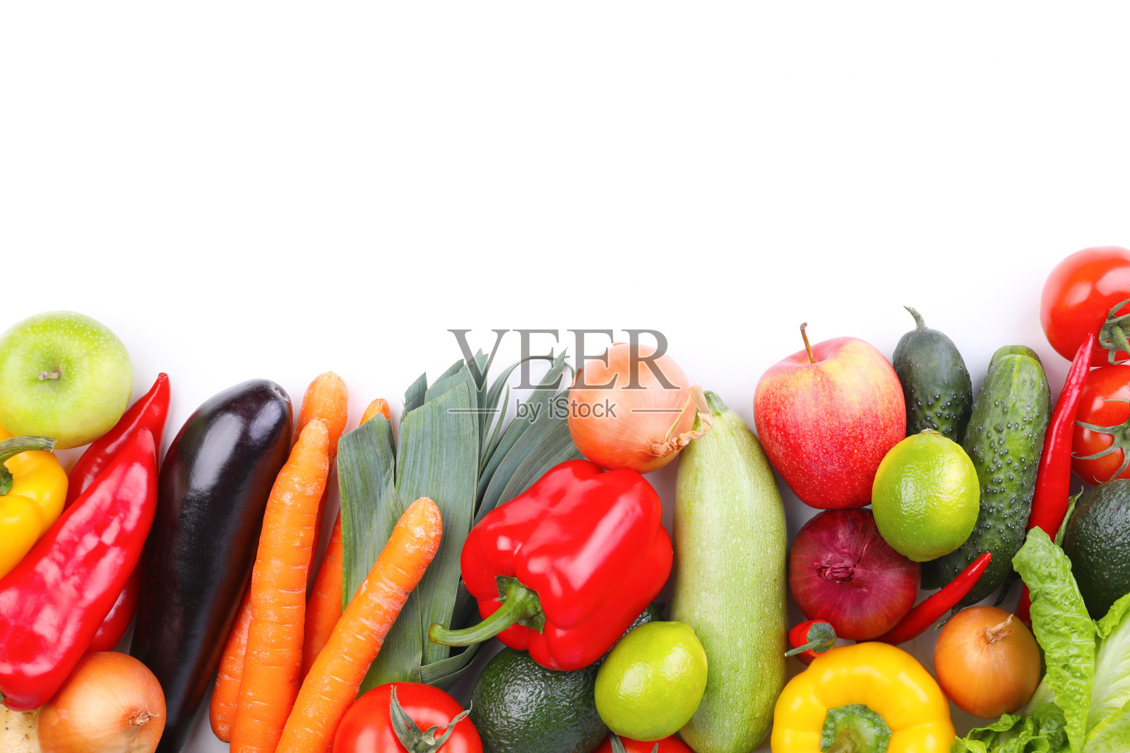 堆新鲜成熟的蔬菜和水果的白色背景,俯视图照片摄影图片