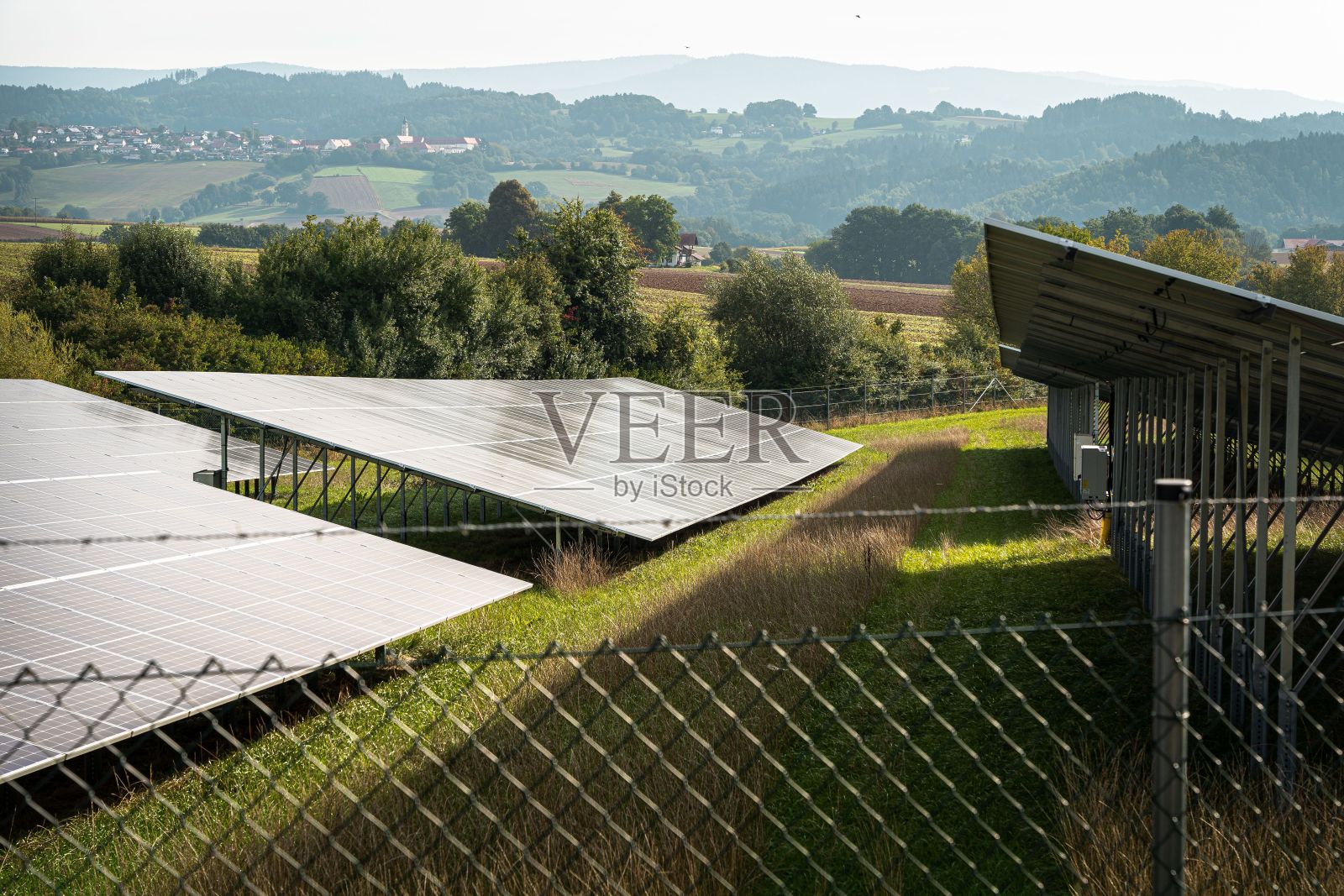 太阳能电池板在大型光伏发电厂的绿色领域照片摄影图片
