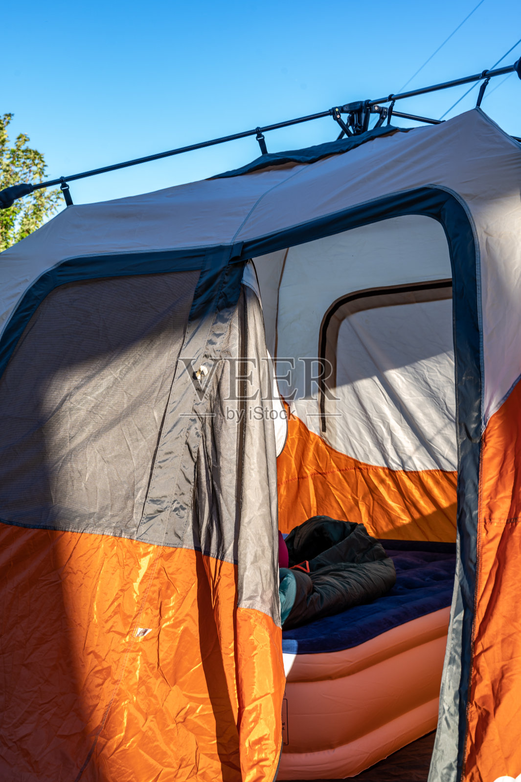 带锚绳和开口盖的拼装露营帐篷照片摄影图片