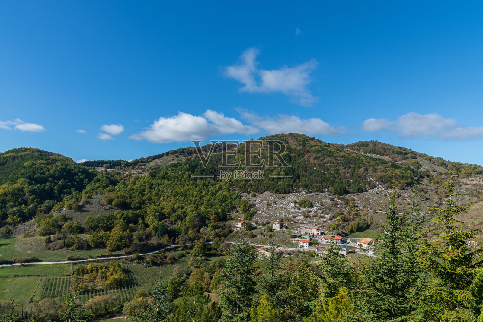 莫利塞意大利。壮观的秋天全景。照片摄影图片