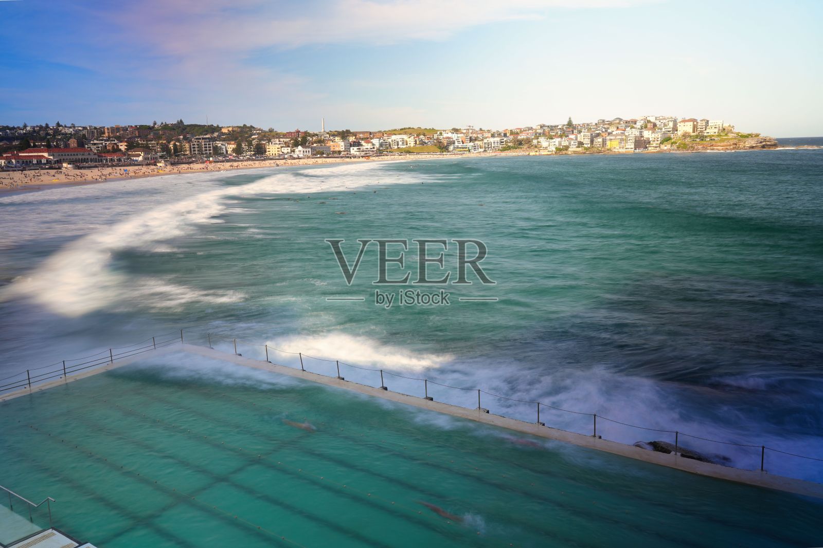 鸟瞰Bondi海滩上的游泳池,背景是建筑物照片摄影图片