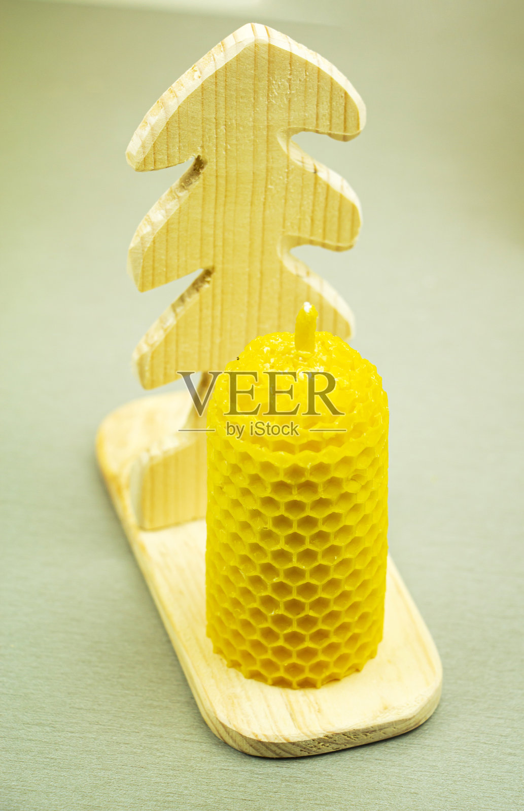 自制圣诞礼物,圣诞树和蜡烛由天然蜡制成的装饰照片摄影图片