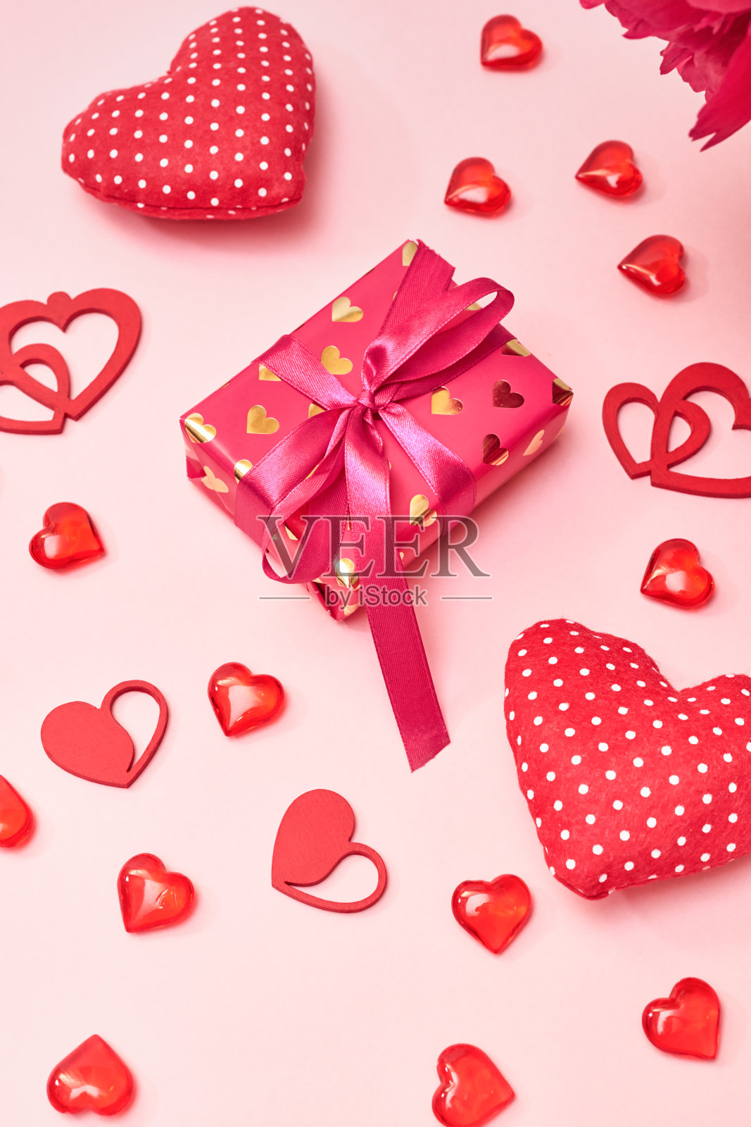 情人节框架与礼品盒和红色的心形在粉红色的背景。情人节横幅照片摄影图片