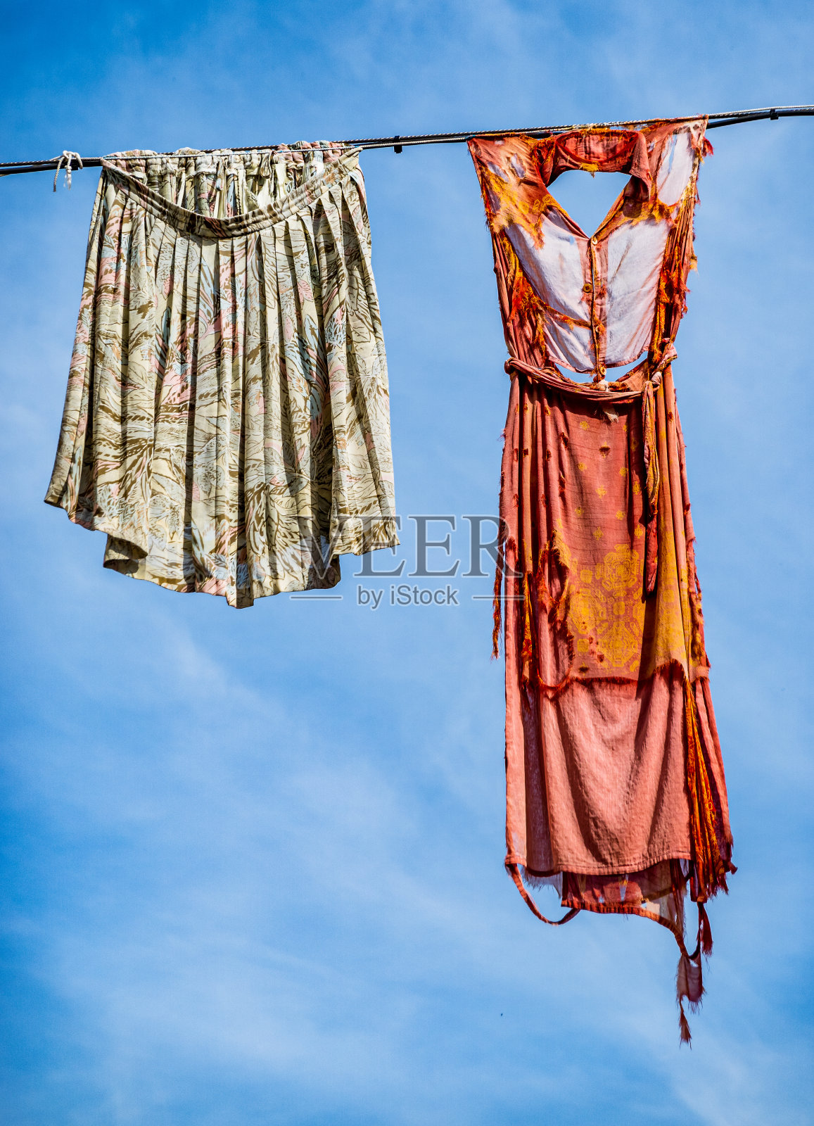 衣服放在晾衣绳上晾干照片摄影图片