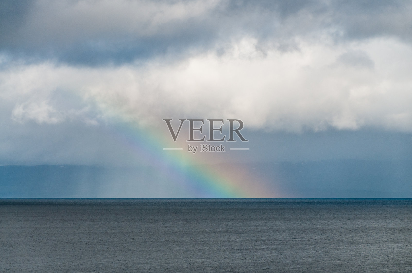 挪威湖上的彩虹照片摄影图片