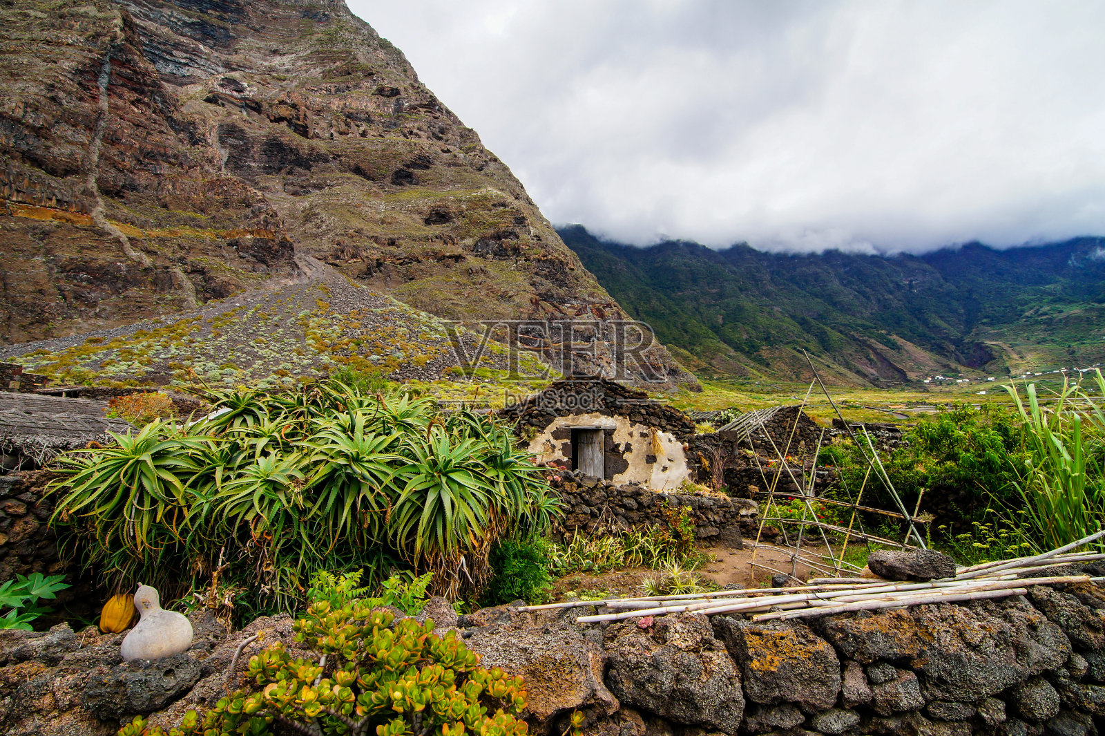 耶罗岛的废弃房屋照片摄影图片