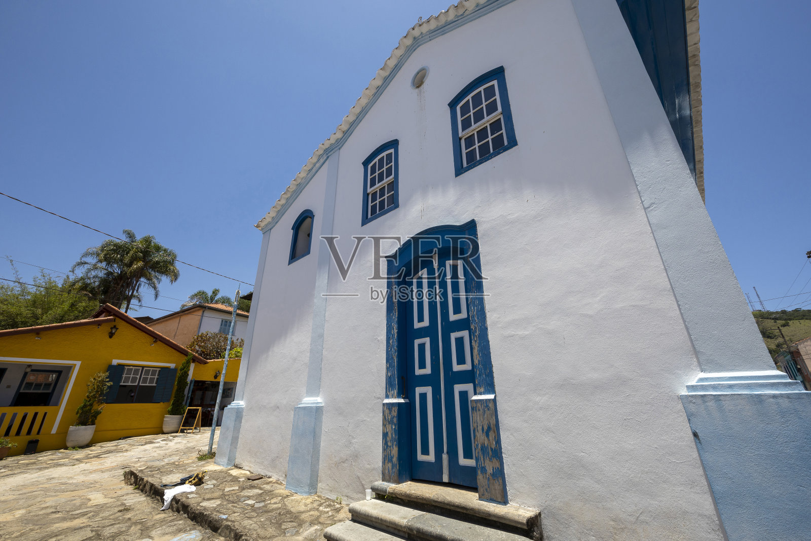 在巴西圣保罗州的殖民城市Sao Luiz do Paraitinga,慈悲圣母教堂的正面照片摄影图片