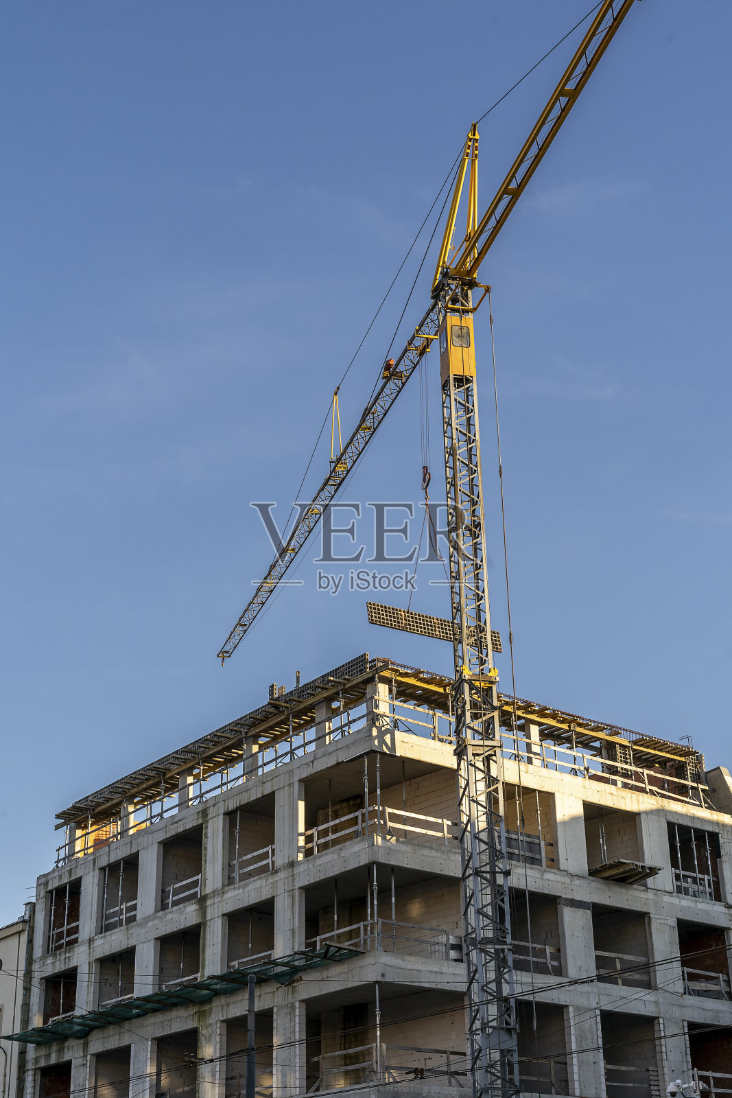 蓝天下的起重机工地。工业背景。现代摩天大楼。未完成的建筑照片摄影图片