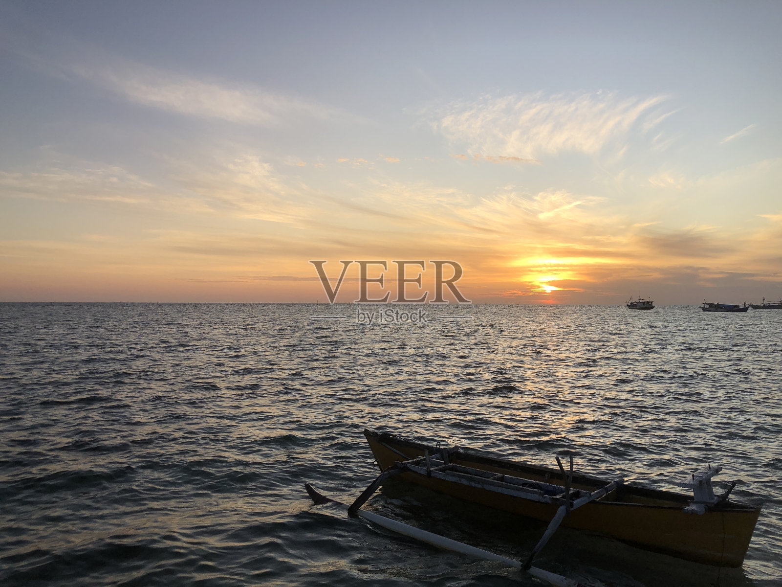 夕阳下的大海照片摄影图片