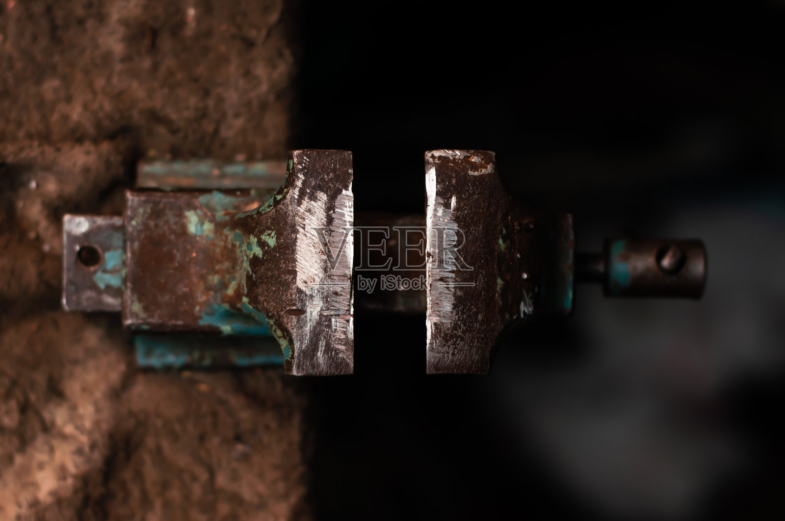 铁工副锁匠在车库里旋转照片摄影图片