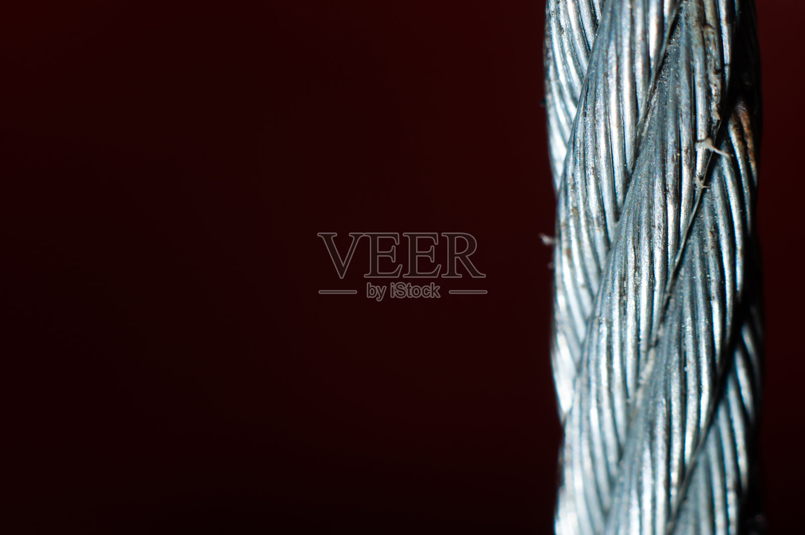 由许多薄润湿物制成的金属电缆的特写,微距拍摄照片摄影图片