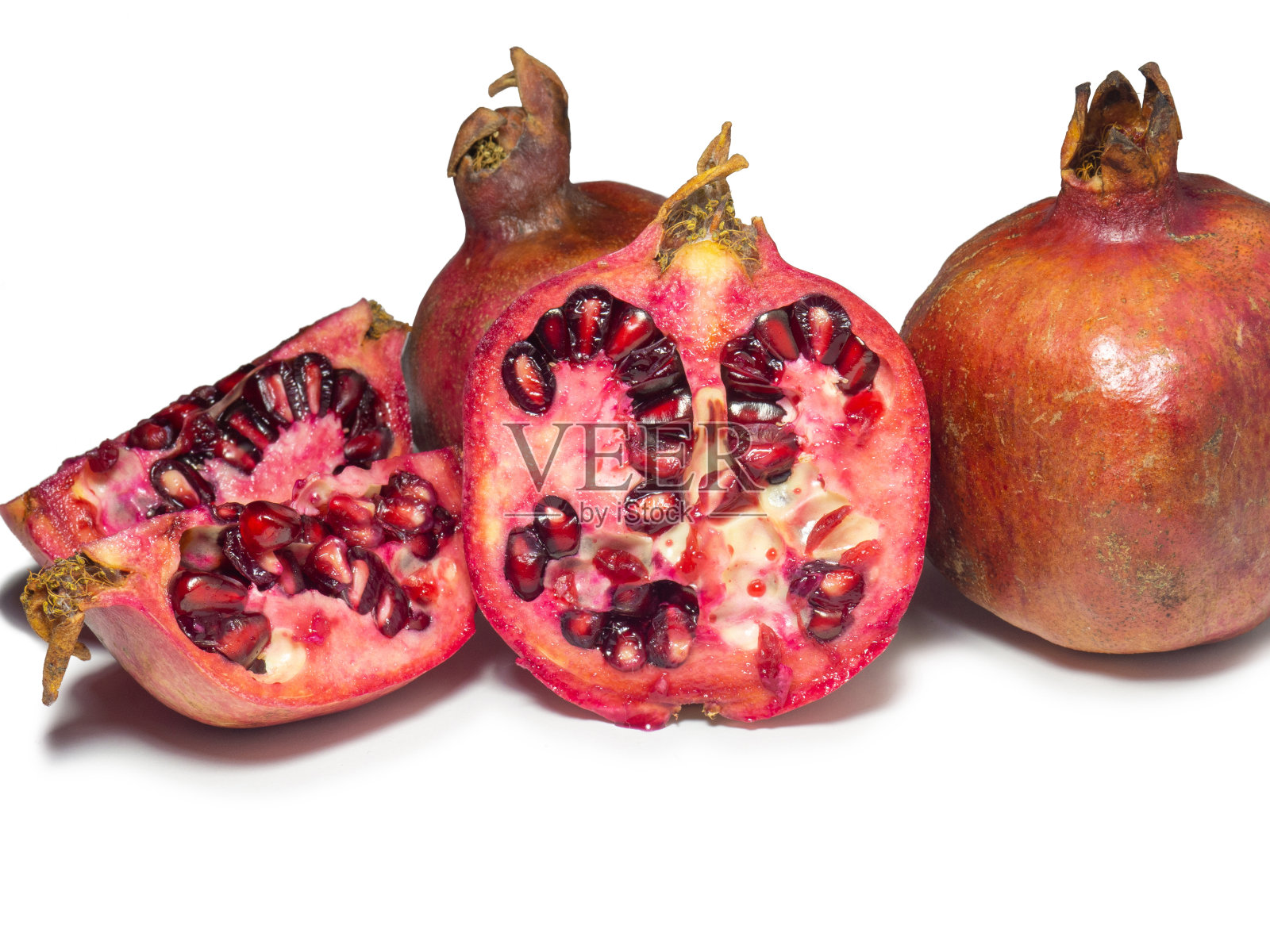 白色背景的石榴切片。带籽的多汁水果。红色的水果。多汁的果肉。石榴隔离。果汁成分。照片摄影图片