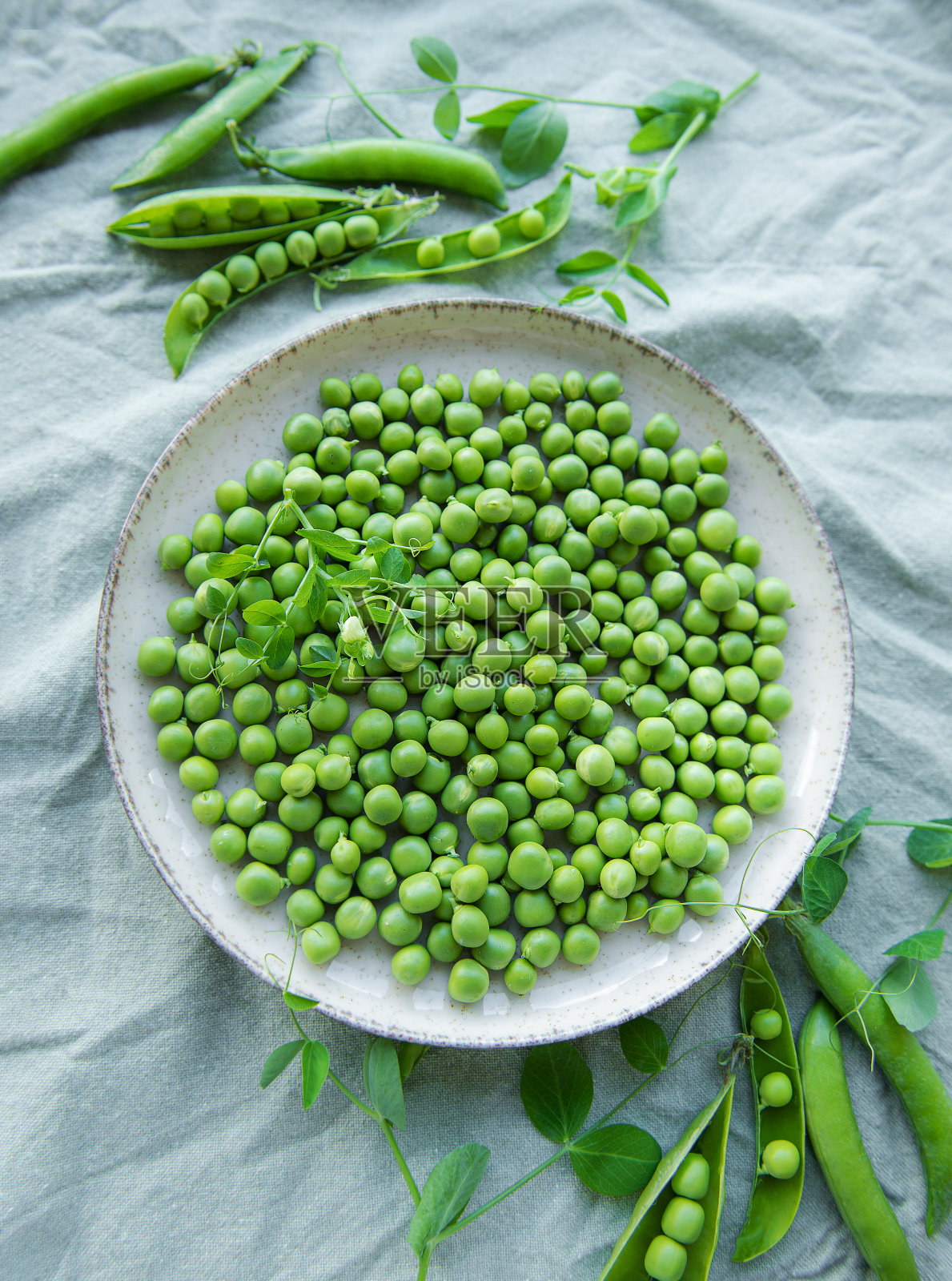 碗里有甜豌豆荚照片摄影图片