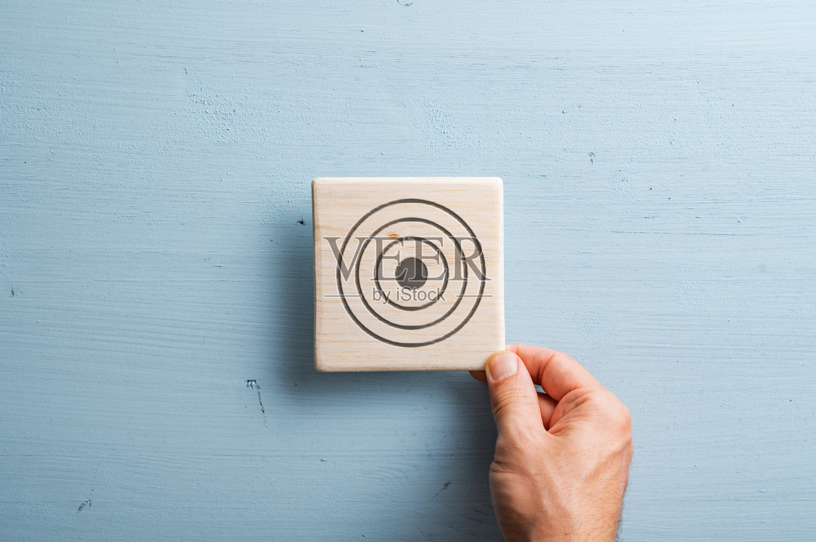 画有目标符号的木瓦照片摄影图片