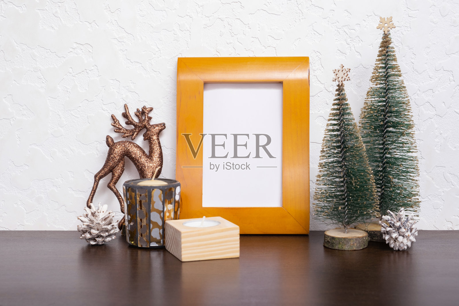 模拟木制框架与圣诞新年装饰静物。圣诞文字空白照片摄影图片