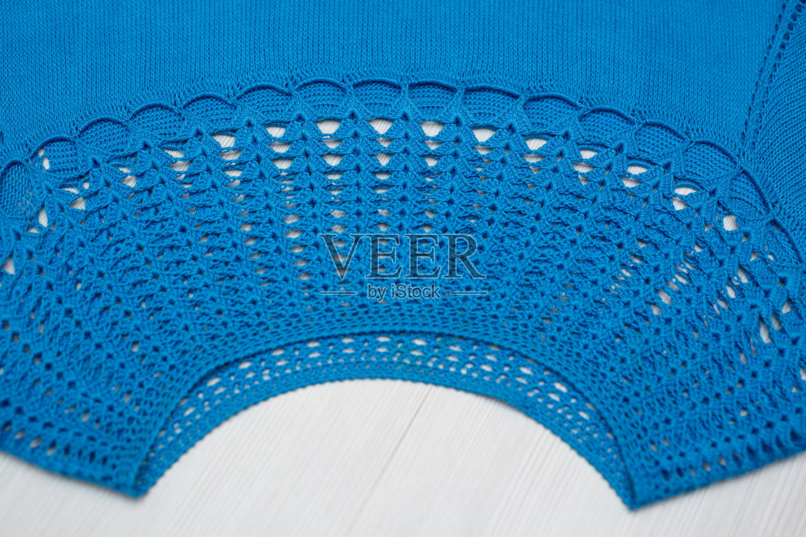 白色背景的儿童针织羊毛连衣裙照片摄影图片