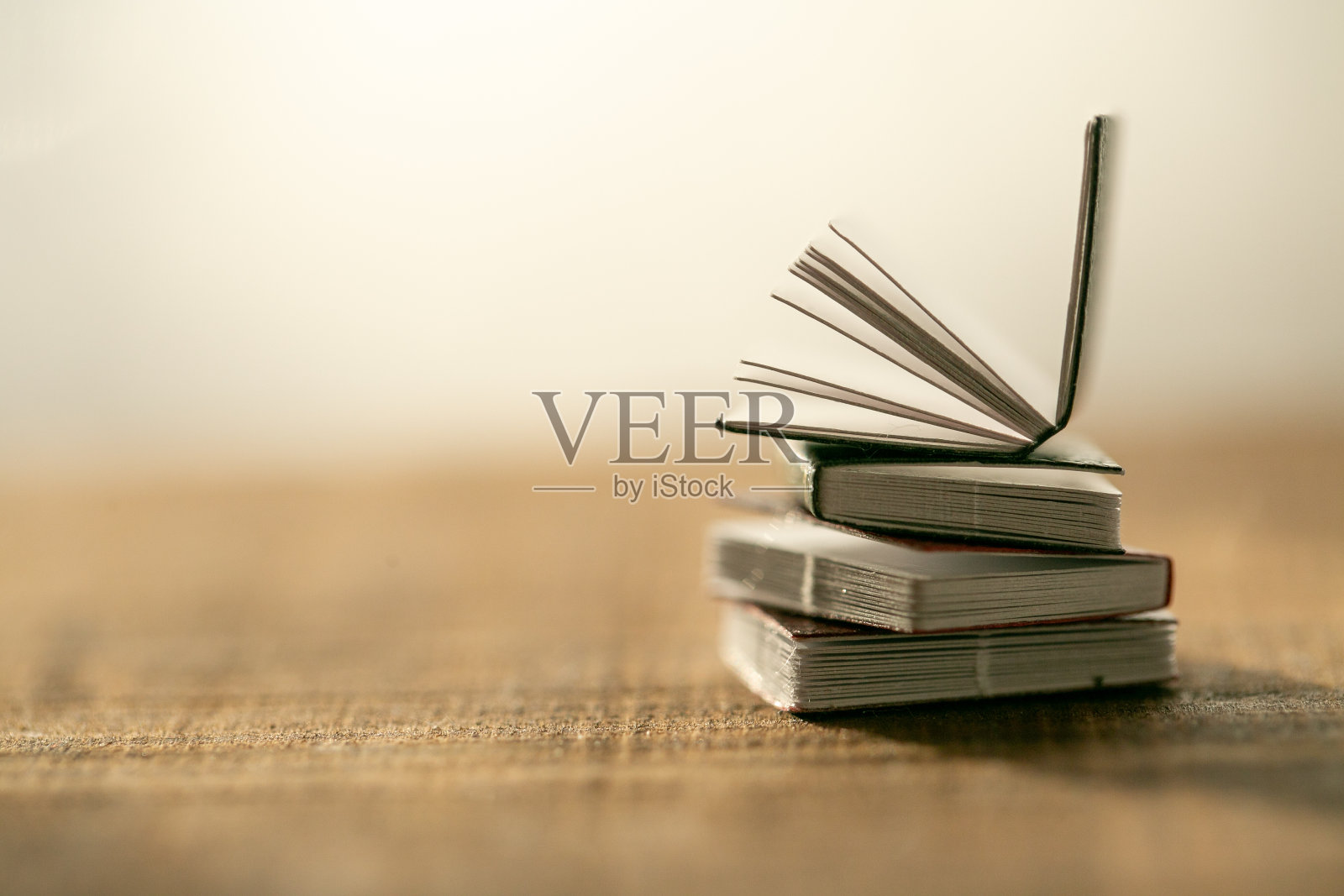 读书的概念。木桌上有一堆书,背景很模糊。软的焦点。学习与知识的象征。阅读和教育。文学与阅读观念。照片摄影图片