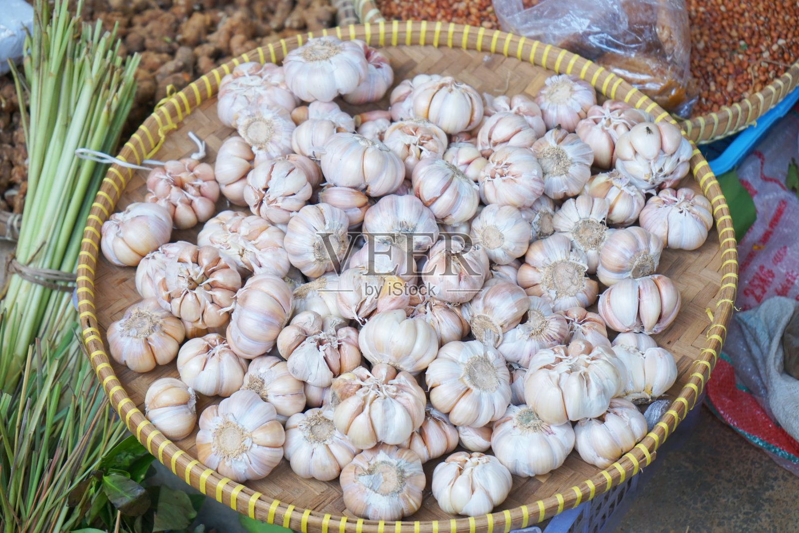 竹制托盘上放了很多大蒜照片摄影图片