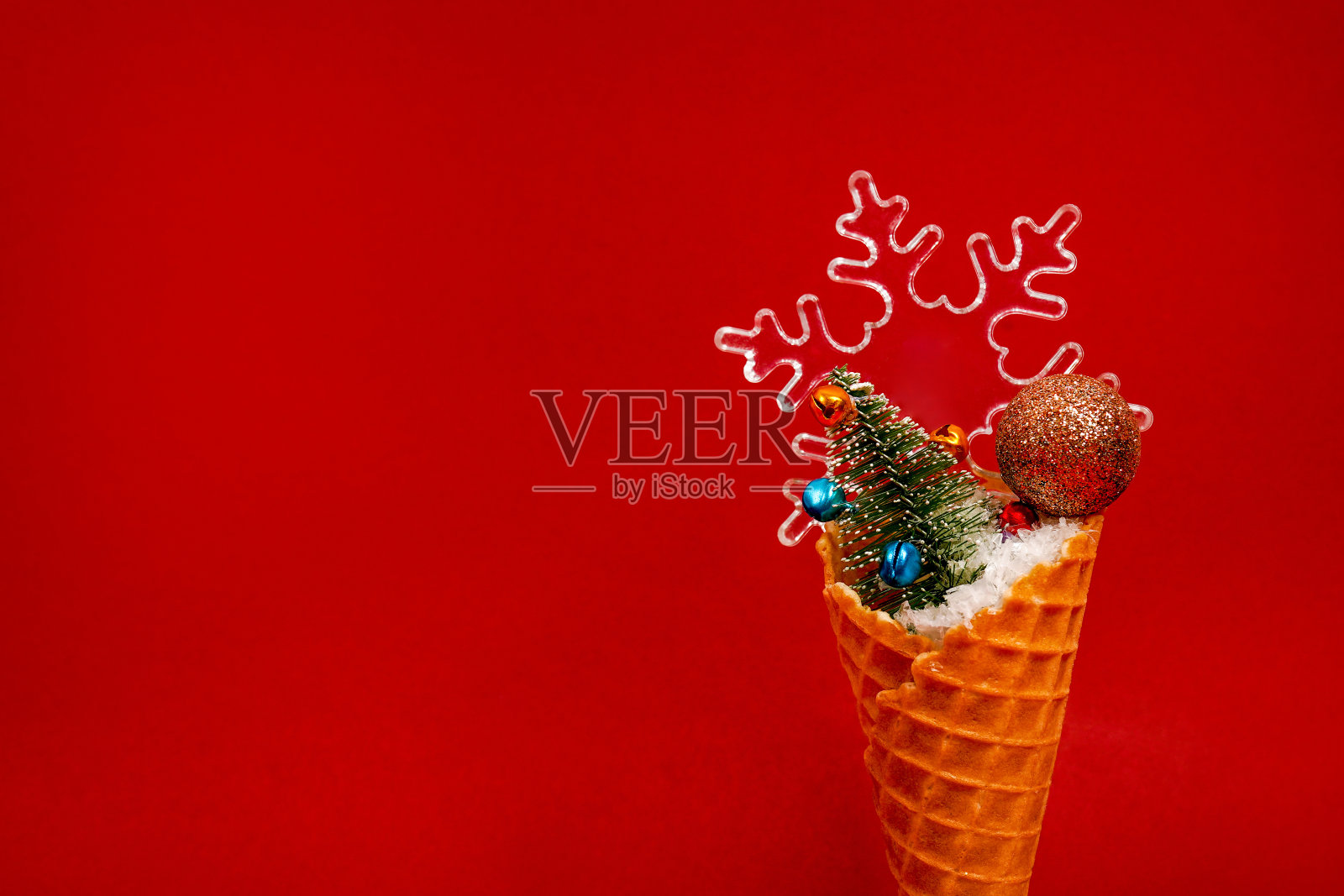 红色背景圣诞装饰冰淇淋甜筒。最小圣诞节概念照片摄影图片