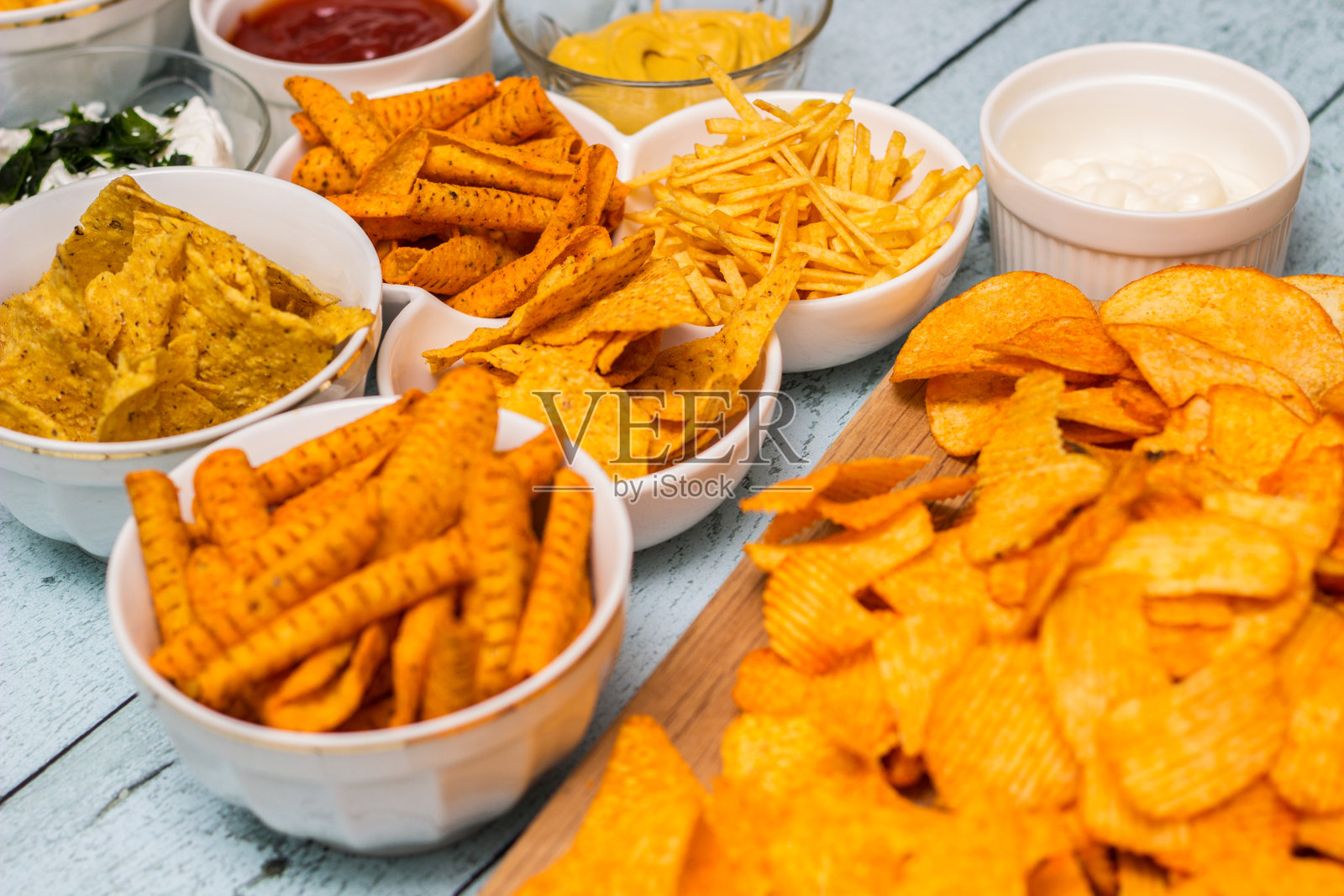 辣玉米片和酱汁照片摄影图片