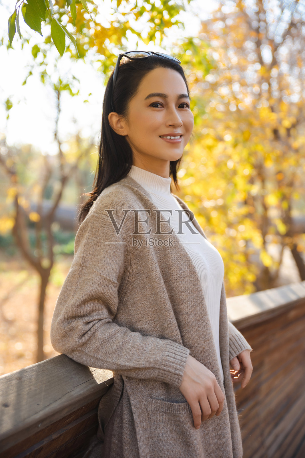 亚洲女商人走在街上的肖像照片摄影图片