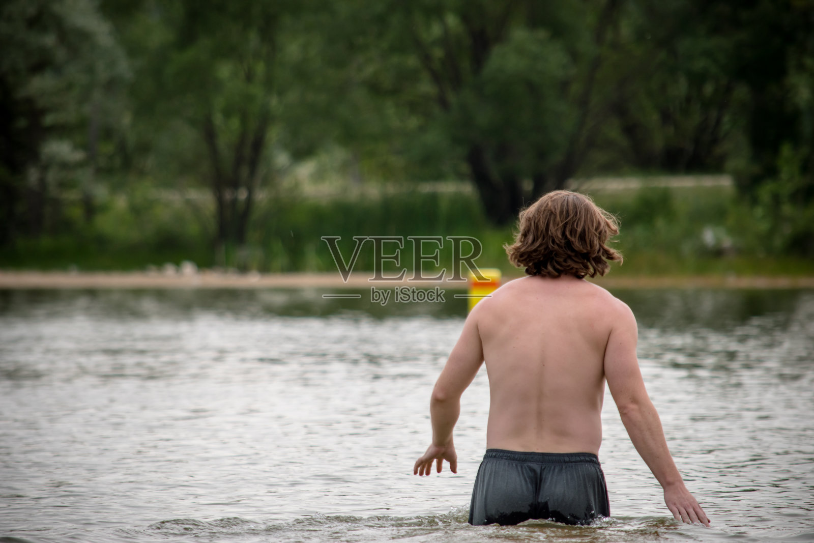 走进湖中照片摄影图片