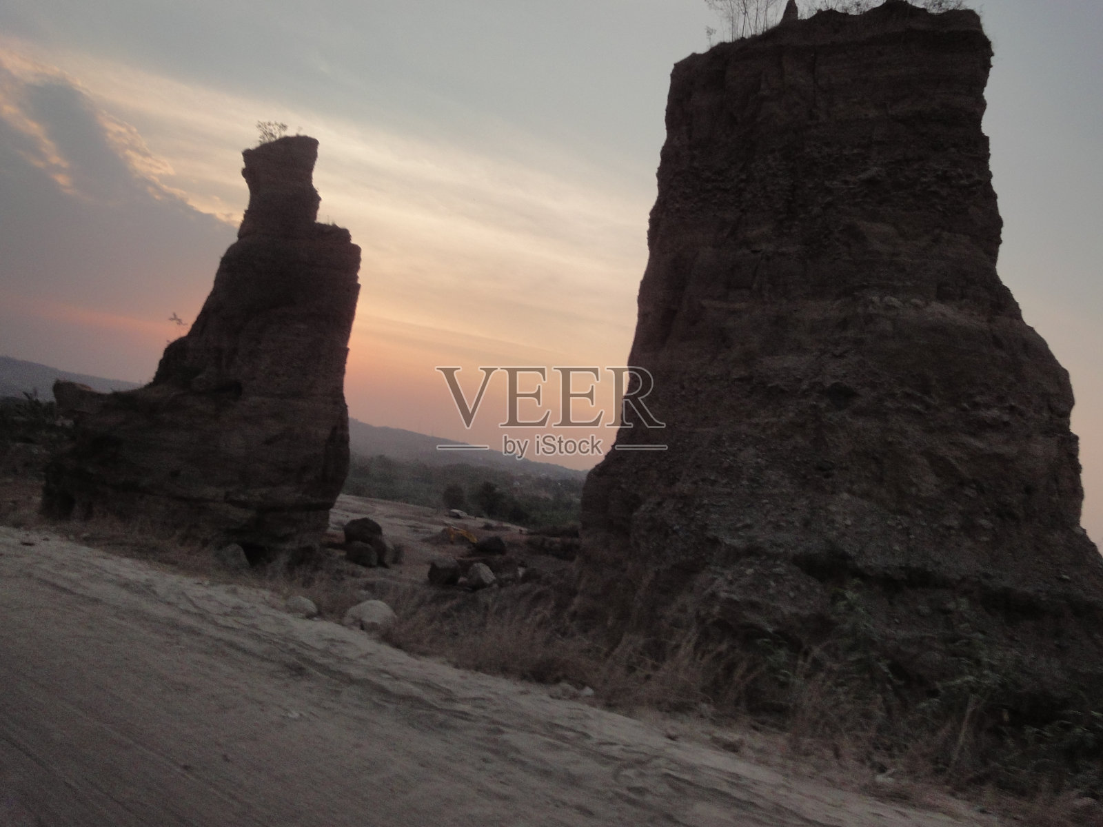 暮光的天空在以前的矿山有高耸的土地照片摄影图片