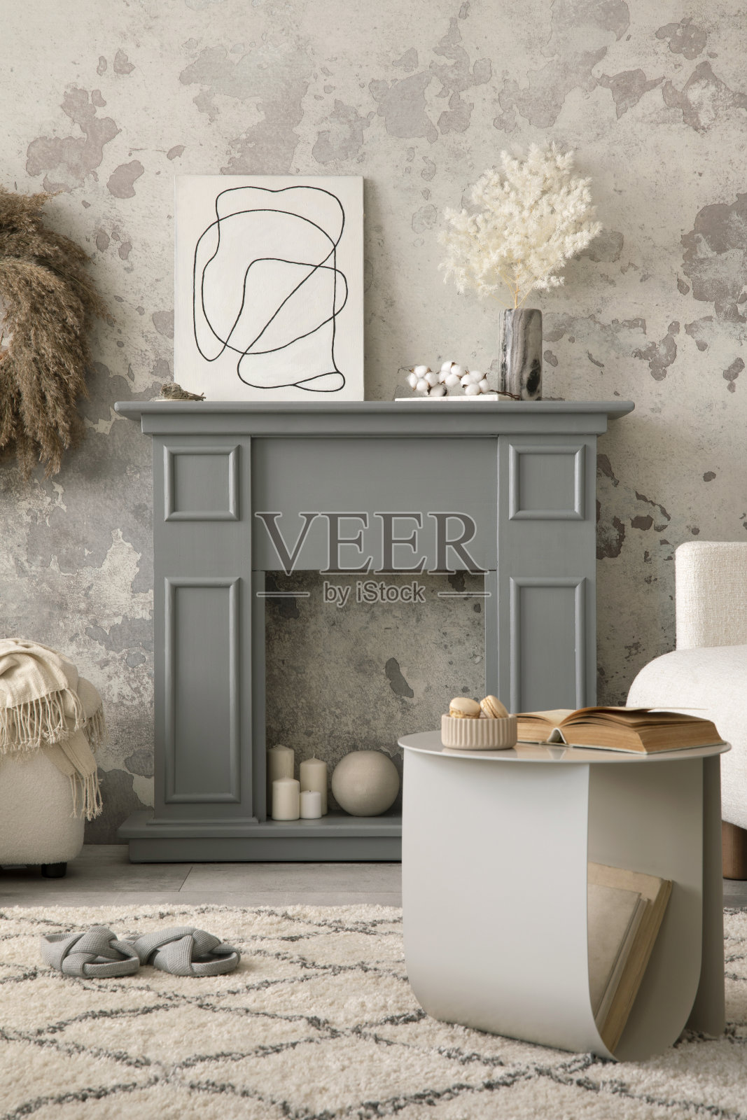 客厅室内设计,模拟海报框架灰色壁炉,圆形咖啡桌,花纹地毯,扶手椅,混凝土墙和个人配件。家居装饰。模板。照片摄影图片