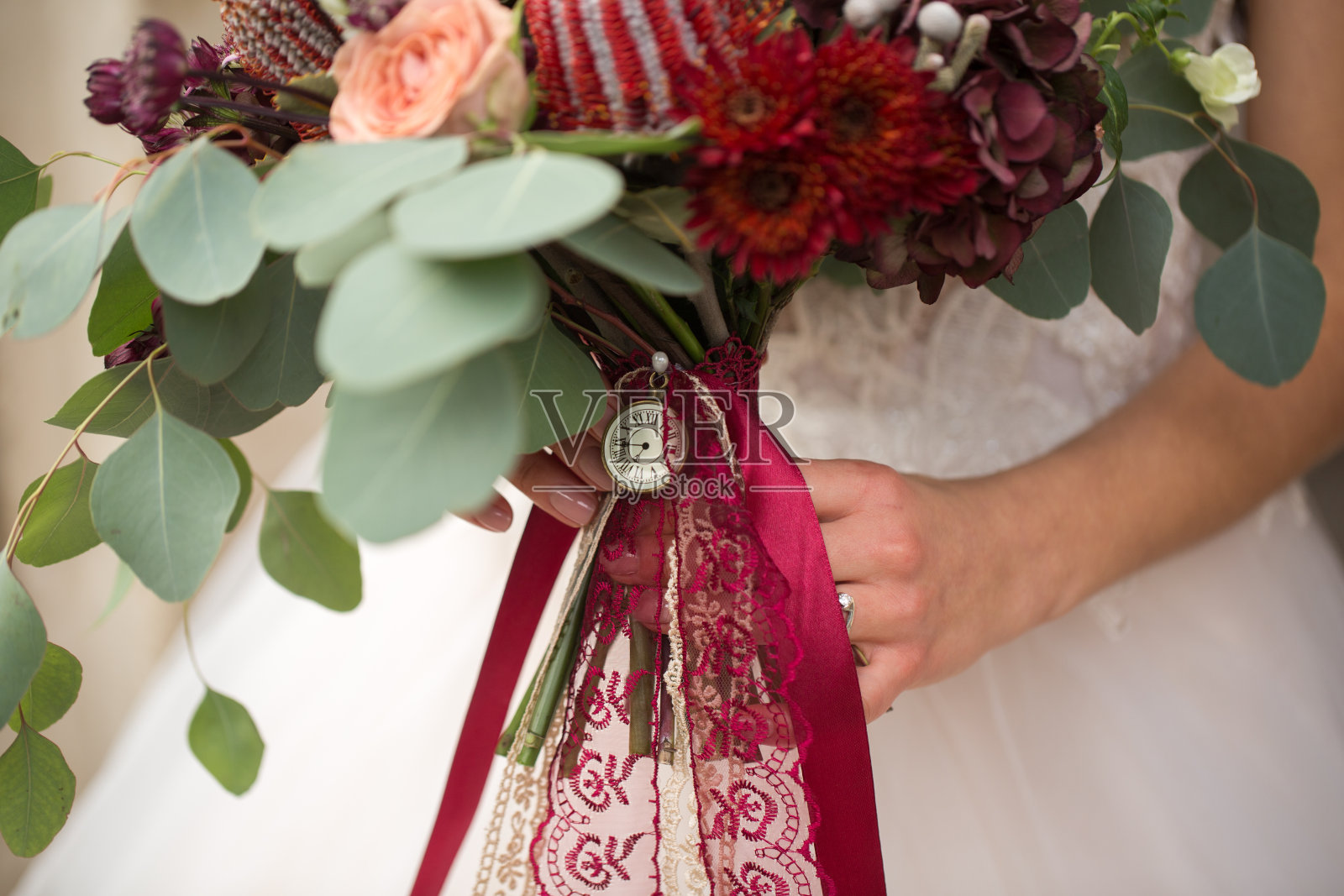 新娘手中的婚礼花束照片摄影图片