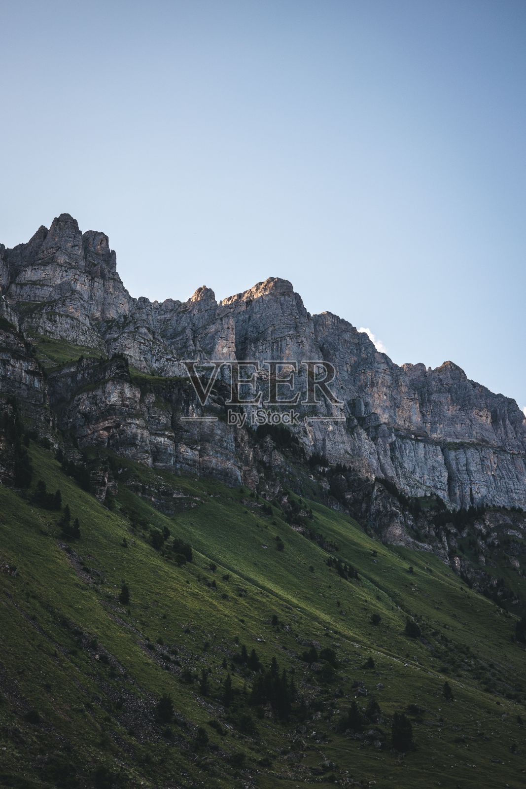 蓝色天空下的落基山脉的垂直镜头照片摄影图片