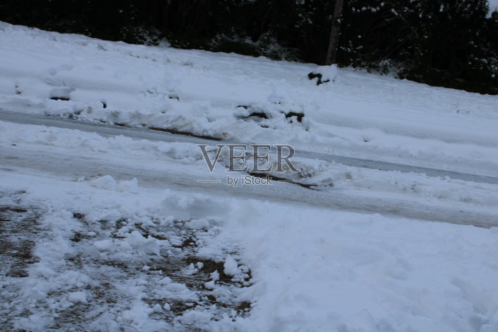 冬季暴风雪上路照片摄影图片