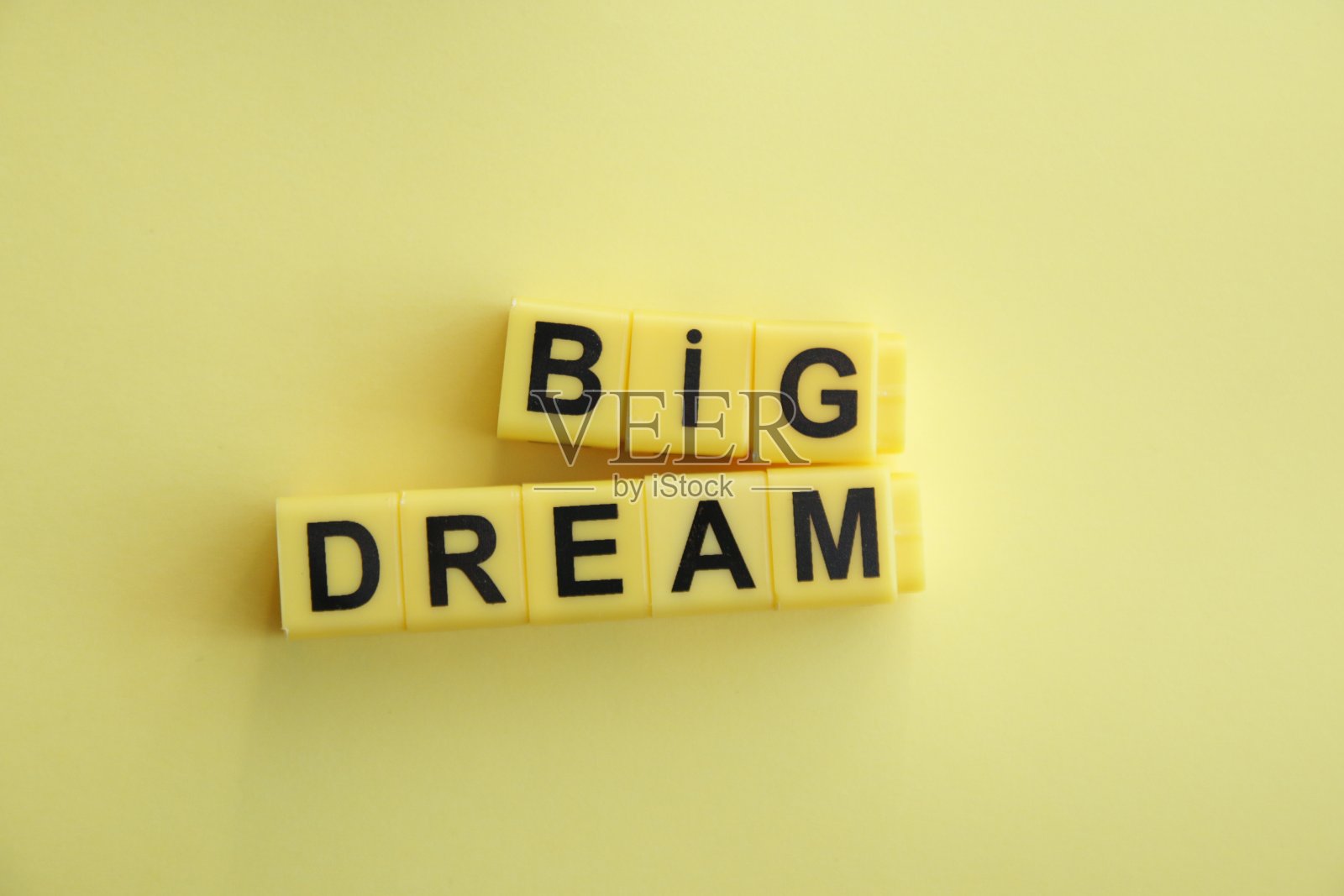 大的梦想。黄色背景上的黄色方块铭文。照片摄影图片