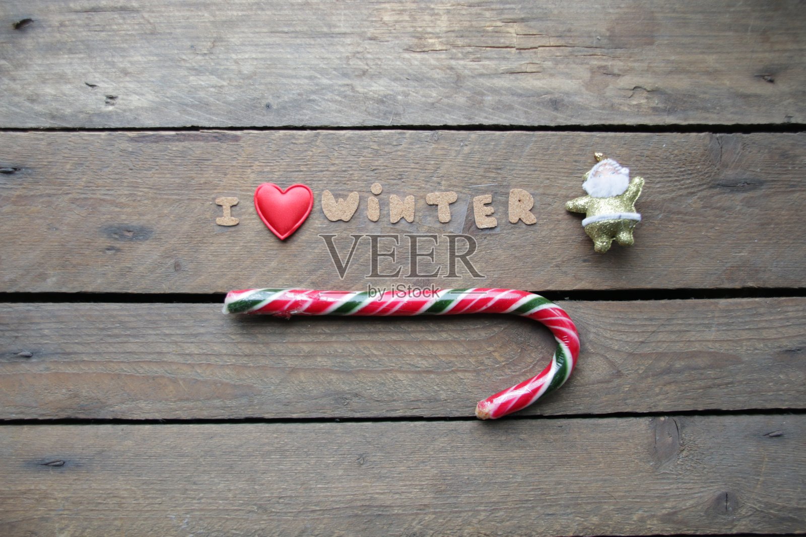 我爱冬天,木桌上题词。照片摄影图片