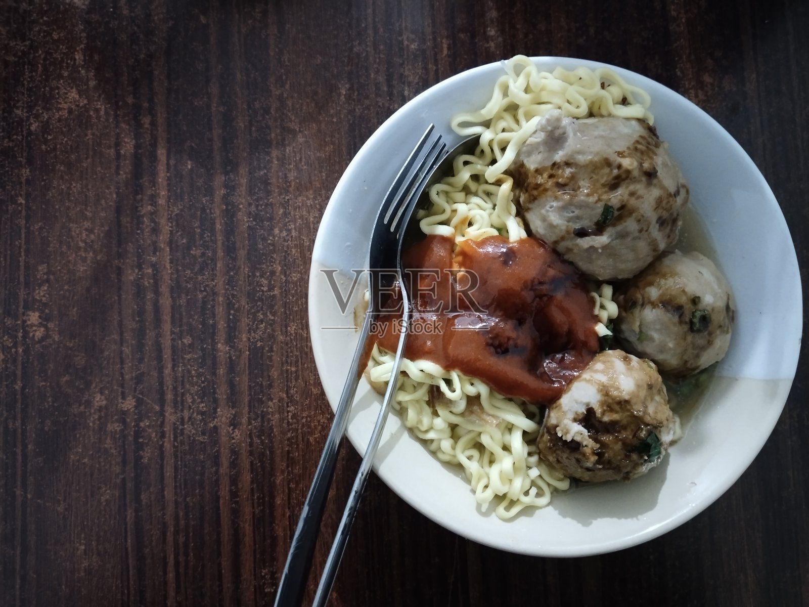 Mie Bakso(肉丸面汤)。印尼街头小吃。俯视图照片摄影图片