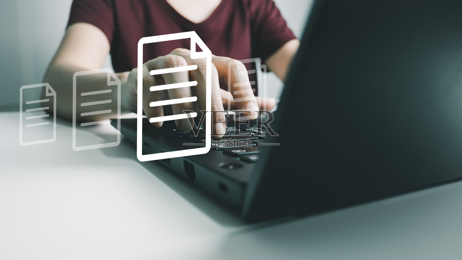 办公人员使用笔记本电脑管理文件,文档管理系统(DMS),在线文档数据库管理,自动化流程管理系统,ERP企业高效、商务技术。照片摄影图片