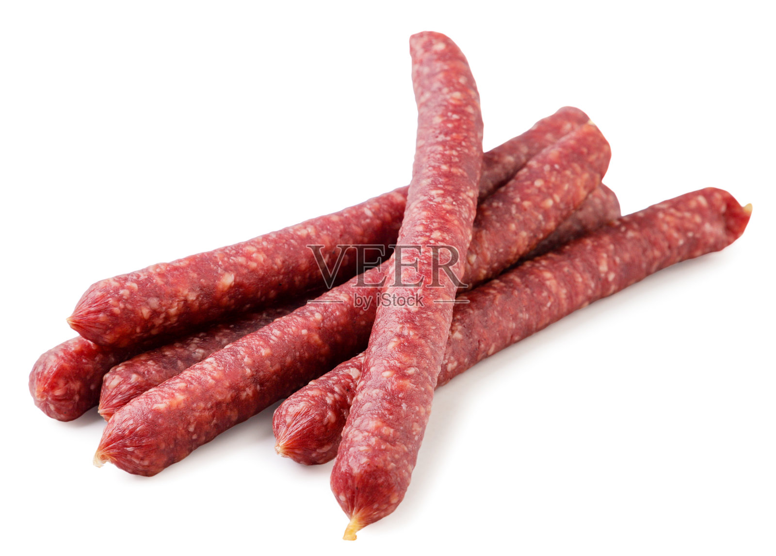 白色背景下的细香肠特写。照片摄影图片