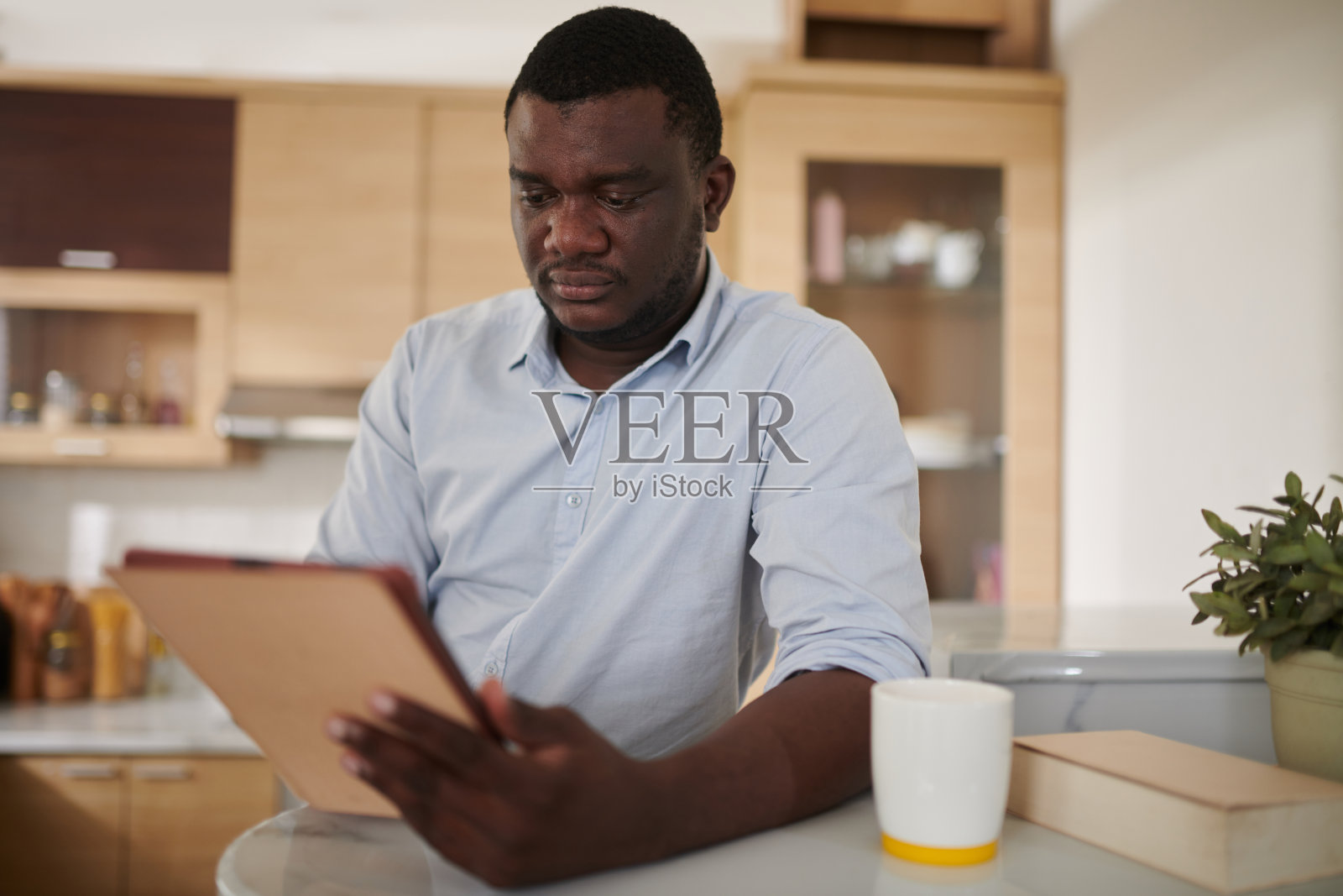 男子在平板电脑上阅读电子书照片摄影图片