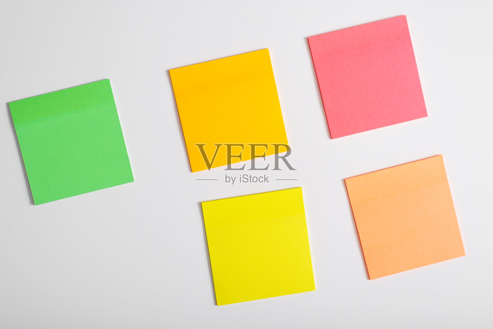 彩色不干胶空白贴纸在白色背景,模型照片摄影图片